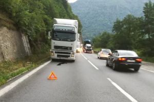 TIR blocat pe Valea Oltului. L-au lăsat frânele