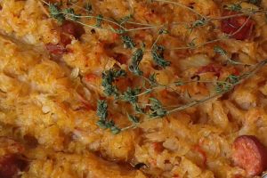 Paste la tavă cu varză şi cârnaţi
