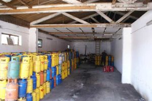 Intervenţie riscantă a pompierilor pentru stingerea incendiului la Topliţa