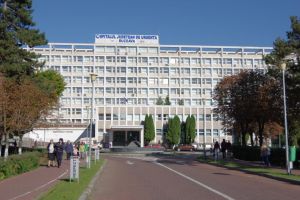 A ajuns la spital după ce s-a răsturnat cu tractorul