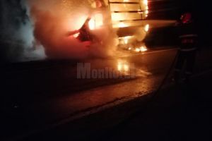 Autoutilitară distrusă într-un incendiu pe DN 17, în cursul nopţii trecute