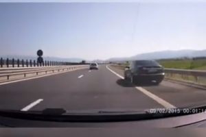VIDEO Teribilism pe autostradă la Sibiu – Depăşire cu 150 km/h pe banda de urgenţă