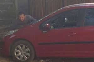 Tarzan de Sibiu – Un individ sare pe maşinile sibienilor şi se maimuţăreşte
