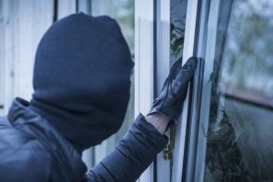 Un nou val de spargeri de locuinţe în Oradea: Hoţii au luat la rând vilele din cartierul Grigorescu