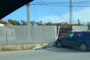 Accident spectaculos in Bucov. O masina a fost proiectata in gardul Politiei/ VIDEO