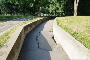 Ne enervează: Se surpă Parcul Olosig