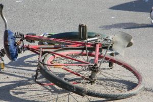 O adolescentă de 14 ani din Bihor a fost prinsă beată pe bicicletă. De ameţită ce era, fata s-a dezechilibrat şi a căzut pe şosea