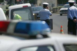Cu permisul de conducere suspendat, un tânăr din Sântimbru a fost tras pe dreapta de poliţiştii de la rutieră, care i-au oferit şi un dosar penal