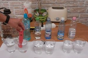 Apa plata, un adevărat pericol. Experiment în care apar şi branduri din Harghita. Tu ştii ce bei?