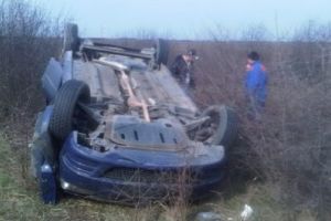 A adormit la volan si a intrat intr-un copac, in apropiere de Ianca / Trei victime au ajuns in spital