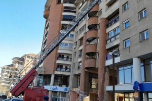 O persoană a rămas blocată în balconul locuinţei sale, pe strada Vasile Alecsandri, din Alba Iulia