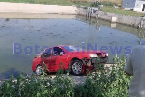 FOTO Accident spectaculos la Botoşani! A ajuns cu maşina în bazinul staţiei de epurare de la Tulbureni