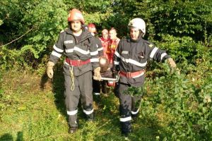 Salvat de la moarte: Un bărbat din Burzuc, scos de pompieri dintr-un tufiş de mărăcini (FOTO)