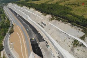 VIDEO DRONĂ: Pe Autostrada A1 Lugoj-Deva, lot 4, asfalt pe toată porţiunea din “dealului liliecilor”