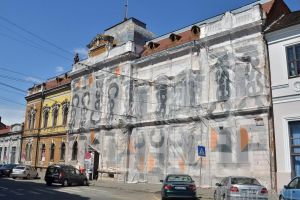 Consiliul Judeţean s-a hotărât să reabiliteze faţada Filarmonicii, dar de ruinele fostei Policlinici Mari nu se atinge