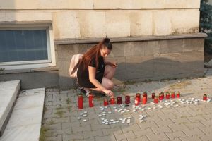 Foto/Video| Lumânări aprinse la Alba Iulia, în faţa Prefecturii, pentru Alexandra şi Luiza, fetele ucise de MONSTRUL de la Caracal