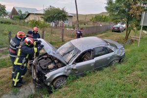 FOTO Accident la ieşire din Stăuceni! Trei tineri s-au răsturnat cu o maşină