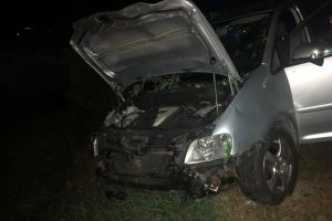 Accident la Dumitra. O maşină a lovit un indicator rutier, doi pomi şi a intrat în şanţ (FOTO)