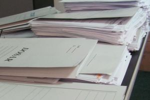 Primarii, exasperaţi de mormanele de hârtie cerute pentru proiecte europene: Ajungem să ne îngropăm şi e mare păcat