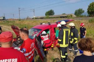 FOTO: ACCIDENT rutier pe şoseaua de centură a municipiului Alba Iulia. 2 autoturisme implicate în coliziune