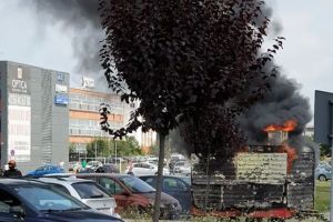 Gheretă de langoşi distrusă de flăcări în Calea Buziaşului din Timişoara. Un tânăr a fost rănit!
