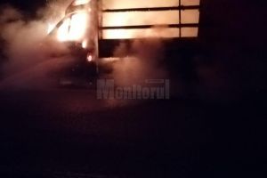 Autoutilitară distrusă într-un incendiu în toiul nopţii, în zona Stroieşti, pe DN 17
