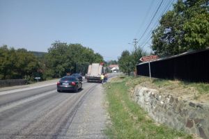 Atenţie la pietrele care sar în parbriz pe drumul Suceava – Dorohoi!