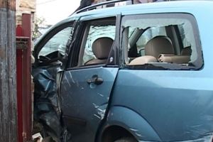 Urmărit în traficul rutier, un topliţean nu a reuşit să scape de poliţişti, însă a reuşit să „scape” autoturismul într-un gard