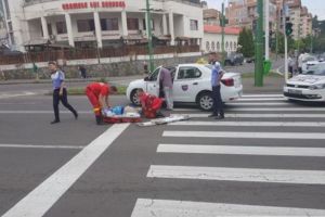 Femeie accidentată pe Carpaţilor când trecea pe roşu