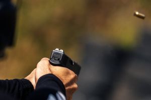 Pistolar din Cerţeşti, sancţionat de poliţişti