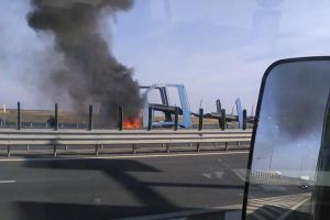 PANICĂ pe AUTOSTRADĂ, lângă Aeroport. O maşină A LUAT FOC