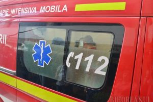 Un vitezoman din Bihor s-a izbit cu maşina de un podeţ, iar apoi a fugit. Pasagera de 17 ani a ajuns la spital minţind că a căzut din cireş