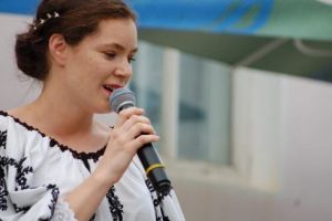 Mara Stuparu, tânără solistă la început de drum:  „Ca să nu ne pierdem originile, e important să ne păstrăm tradiţiile”