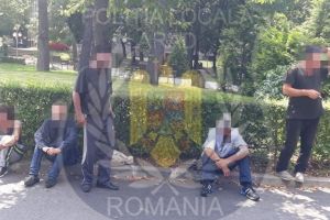 Se îmbată, fac scandal şi mizerie, se bat şi îşi fac nevoile pe domeniul public. Printre astfel de persoane trăiesc arădenii