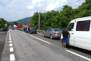 Un autotren a rămas imobilizat pe carosabil, între Topliţa şi Borsec, a îngreunat astăzi traficul
