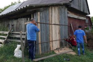 FOTO: Un urs a luat un porc de 300 de kilograme dintr-o gospodărie din Isticeu!