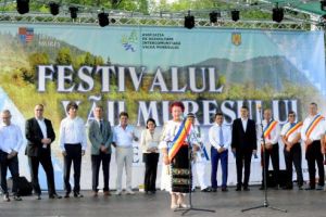 Festivalul Văii Mureşului Superior, de 15 ani în slujba tradiţiilor şi obiceiurilor
