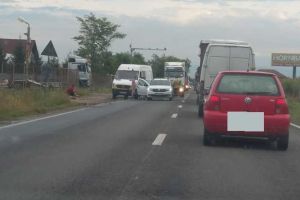 Foto| Accident rutier la ieşirea din Lancrăm spre Alba Iulia. O DACIA Logan lovită din spate de o dubă