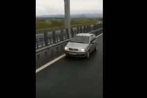 Doi soferi de TIR au blocat autostrada A1 din cauza unui sofer inconstient (video)