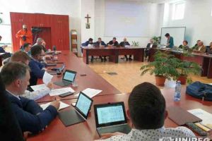 Un partid le-a pus ”gând rău” parcărilor cu plată şi indemnizaţiilor consilierilor locali din Alba Iulia. Anunţă că le va ataca în instanţă