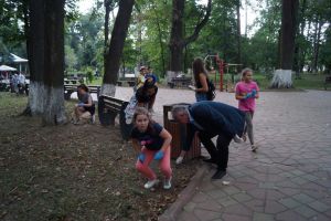 Primarul Flutur, surprins în timp ce strângea chiştoace de ţigări în Parcul Mihai Eminescu