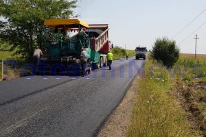 FOTO În sfârşit! Au început lucrările de refacere a unuia dintre cele mai circulate drumuri judeţene din Botoşani