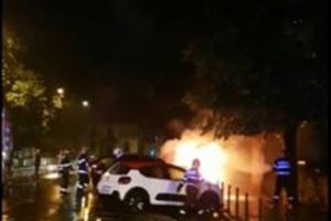 Două maşini cuprinse de flăcări, lângă Maternitate