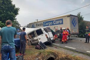 Accident teribil în Uileacu de Criş, cu doi morţi şi şapte răniţi (FOTO)