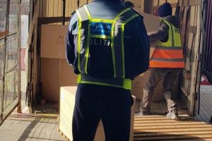 Container cu marfuri contrafacute confiscat de politistii de la transporturi maritime 