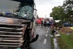 Accident teribil în Uileacu de Criş, cu doi morţi şi şapte răniţi. Impact frontal între un TIR şi un microbuz (FOTO / VIDEO)