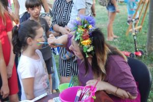 In universul Zbumzzi, poti fi orice vrei: unicorni-curcubeu, fluturi in fel si fel de culori, pisicute sau lilieci
