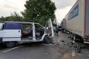 FOTO Tragedie rutieră! Două persoane au murit, iar şapte au fost rănite după impactul dintre un tir şi un microbuz