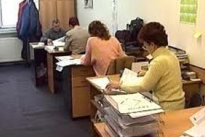 Măsuri de austeritate! Guvernul blochează angajările în sistemul bugetar şi elimină sporul pentru condiţii grele