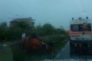 FOTO – Maşină răsturnată între Cisnădie şi Șelimbăr. O şoferiţă a mers cu viteză